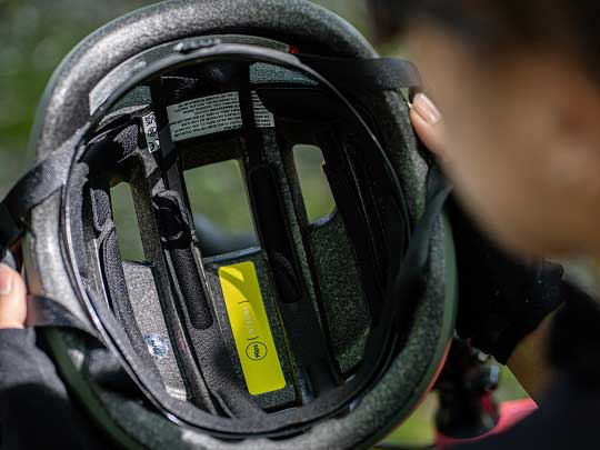 ラファとPOCの特別限定コラボヘルメット登場！アジアンフィット